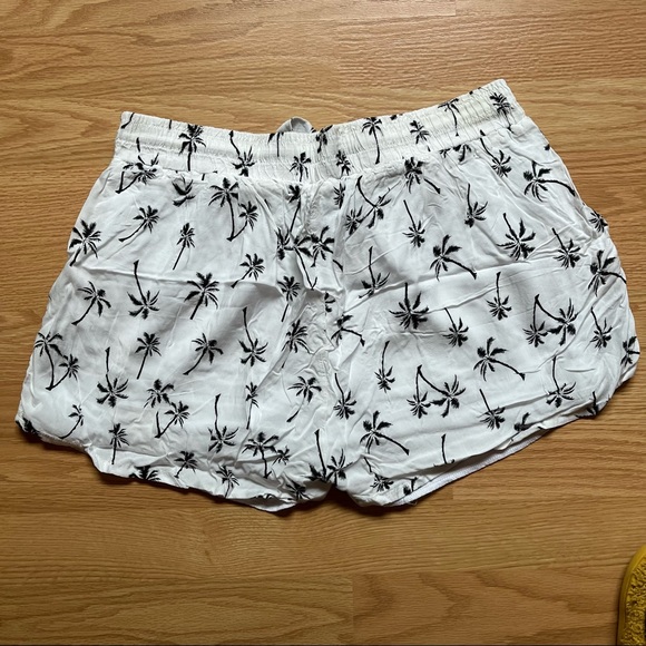 White with Black Palm Tree Shorts - Picture 2 of 3